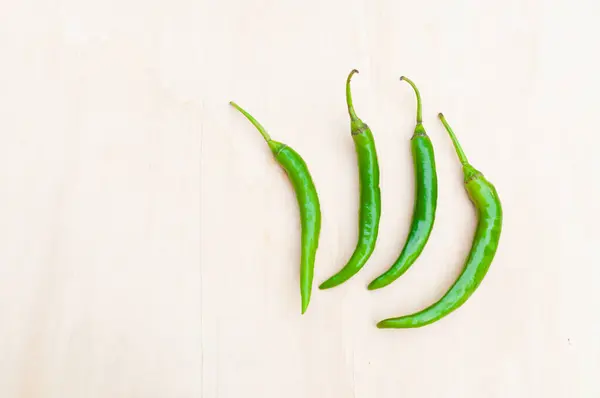 Verse Groene Hete Chilipepers Met Pittig Het Hout — Stockfoto