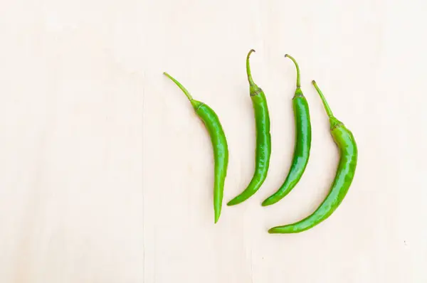 Pimientos Picantes Verdes Frescos Con Especias Madera — Foto de Stock