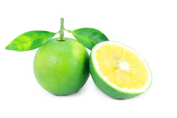 Limes Freschi Maturi Con Foglie Isolate Sfondo Bianco — Foto Stock