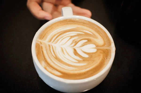ミルクを注いで新鮮なカプチーノ コーヒーアーティスト 準備コンセプト 新鮮な朝のコーヒー コーヒータイムを準備する手 — ストック写真