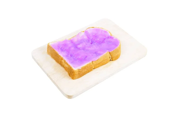ホワイトバックグラウンドで隔離された木製ボードにジャムバタートーストと紫の甘いジャガイモ トーストパン — ストック写真