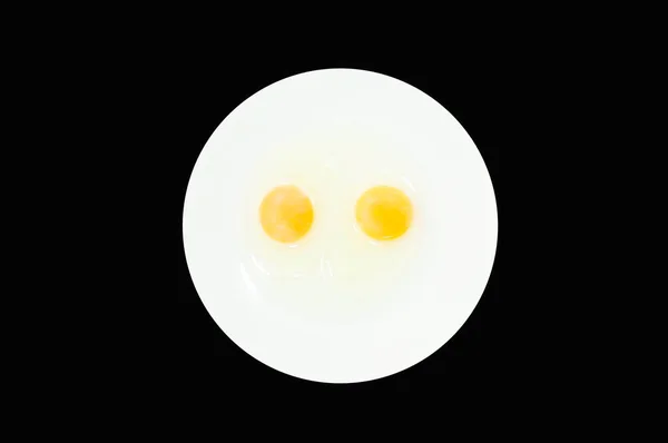 生鸡蛋蛋黄在一个白色的碗里 与黑色背景隔离 准备高蛋白饮食有助于一个人的身体生长 — 图库照片