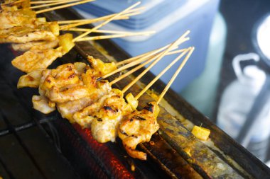 Thai sokak yemekleri BBQ, fırında domuz eti ızgarası ya da markette Tayland usulü kızarmış domuz eti.