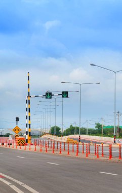 Trafik Işığı Sinyali, Yol İşaretleri ve İki Taraftan Geçiş, Tayland 'da Tehlikeli Engel Uyarı İşareti Kırsal Otobanı