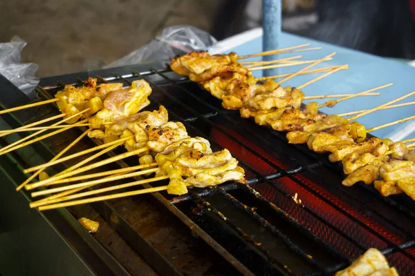 Thai sokak yemekleri BBQ, fırında domuz eti ızgarası ya da markette Tayland usulü kızarmış domuz eti.