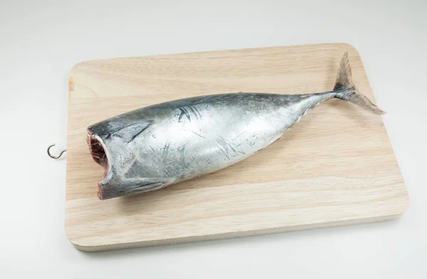Thunfisch Roh Auf Holzboden Auf Weißem Hintergrund — Stockfoto