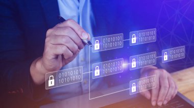 İşadamı şifreli bloklar zinciri ile bir dizüstü bilgisayar kullanarak çevrimiçi ödemeler ve para transferi için şifreli bloklar ve bitcoin kullanıyor..