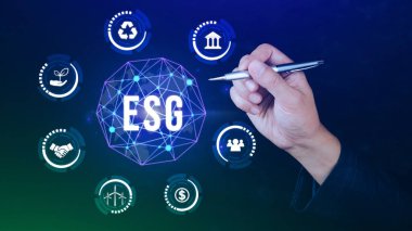 Ağ bağlantısında sürdürülebilir ve etik sektörde çevre, sosyal ve yönetim için elinde ESG simgesi konsepti, ekrandaki işadamı düğmesine basıyor.