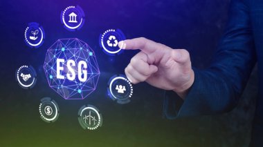 Ağ bağlantısında sürdürülebilir ve etik sektörde çevre, sosyal ve yönetim için elinde ESG simgesi konsepti, ekrandaki işadamı düğmesine basıyor.