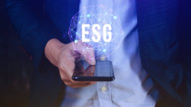 ESG simge kavramı, Network bağlantısında sürdürülebilir ve etik sektörde ESG 'yi analiz etmek için bir akıllı telefon kullanın, iş adamı ekrandaki düğmeye basın.