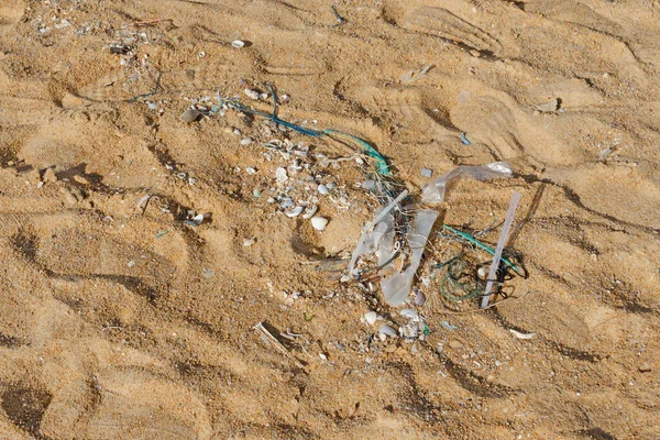 塑料袋被留在海滩上作为废弃物污染的自然 塑料很难降解 破坏了生态系统 世界环境日的概念 海滩上的垃圾外溢 — 图库照片