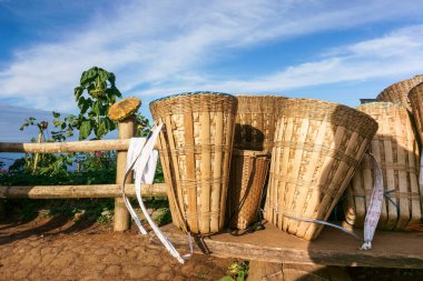 Tepe kabilesinin bambu sepeti, iple örülmüş bambu sepeti, el yapımı kabile.