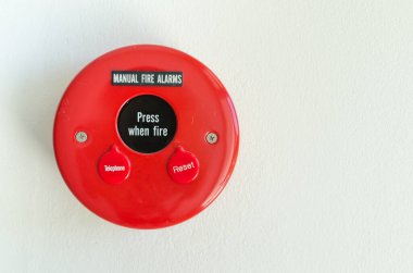 Arka planda yangın alarmı düğmesi