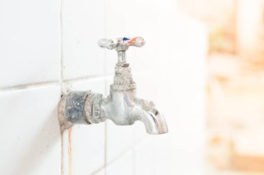 Okulda eski paslı su musluğu, Açık ve Su Damlalarına Eski Su Musluğu