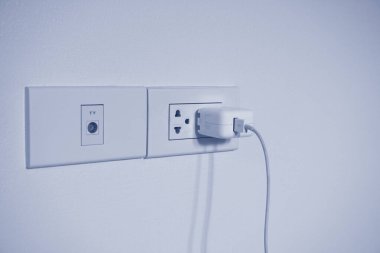 Priz ve USB güç adaptörü, yeni duvar prizi soketi. Mobil şarj aleti, akıllı telefon ve televizyon modern hayat kavramında kolaylık olsun diye.