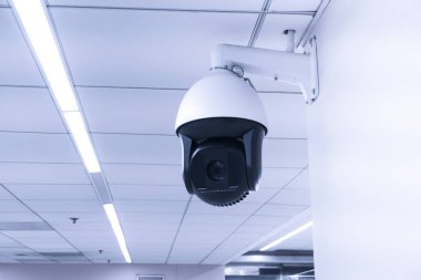 Binadaki güvenlik kamerası ya da gözetleme sistemi kapalı devre televizyon, duvardaki modern CCTV kamerası..