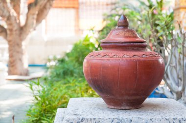 Su içmek için kullanılan geleneksel kil kavanozu Tayland 'daki antik Tayland tapınağının su kavanozları, thai sanat tarzı.