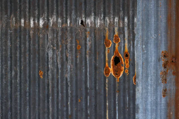ヴィンテージ様式による古い錆および釘の穴が付いている錫の屋根の背景 背景のための錆が付いている電流を通された鉄鋼板 — ストック写真