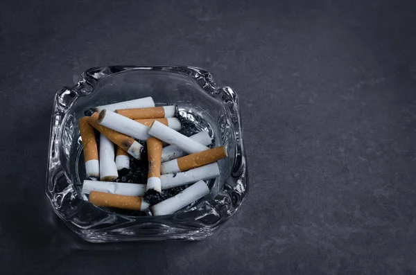 Попільничка Багатьма Цигарками Які Курці Можуть Палити Лише Обмеженій Зоні — стокове фото