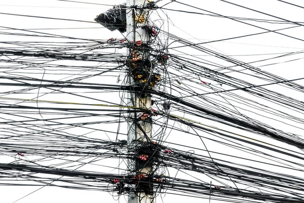 Rommelige Chaos Van Kabels Met Draden Elektrische Paal Witte Achtergrond — Stockfoto