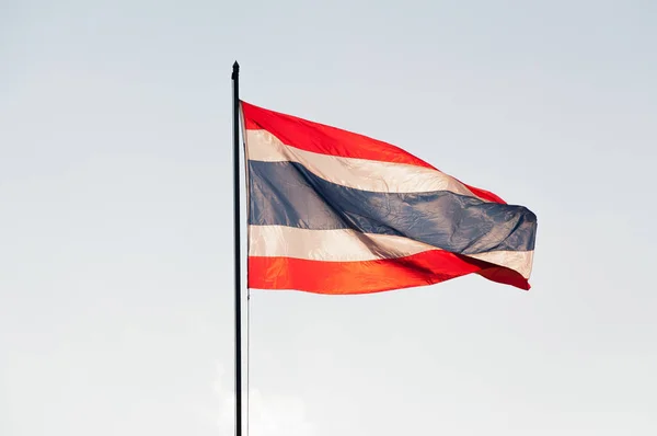 Bandeira Tailândia Topo Pólo Dia Ventoso Crepúsculo — Fotografia de Stock