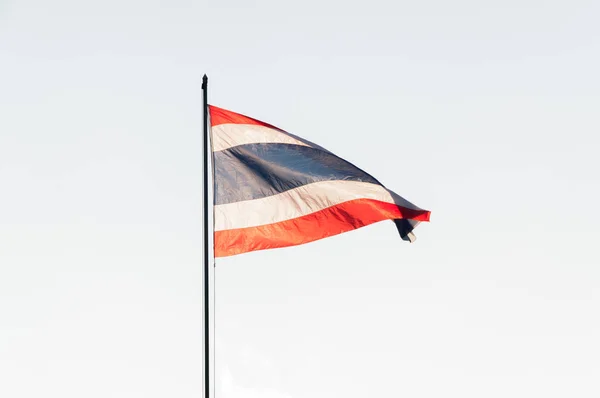 Thajská Vlajka Vrcholku Tyče Soumraku Větrného Dne — Stock fotografie