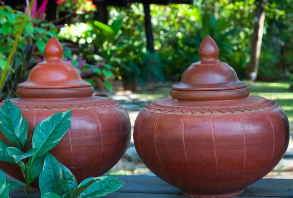 タイの古代タイの寺院の水飲みに使用される伝統的な粘土瓶 タイの芸術様式 ストック画像