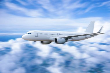 Gökyüzünde uçak, bulutların üzerinde uçan yolcu uçağı, hızlı seyahat, tatil ve iş konsepti.