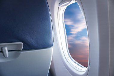Uçaktan Pencere 'ye, gökyüzüne mavi ya da masmavi gökyüzüne ve uçak penceresinden bulutlara bak