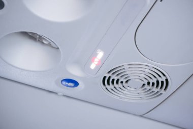 Bir uçağın havalandırma panelinin görüntüsü, üzerinde sigara içilmeyen bir uçak kabini.