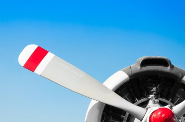 Mavi gökyüzünde radyal motoru olan klasik uçak pervanesi