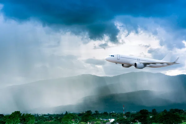 Avião Céu Com Chuva Sobre Montanha Avião Voa Tempestade Terrível — Fotografia de Stock
