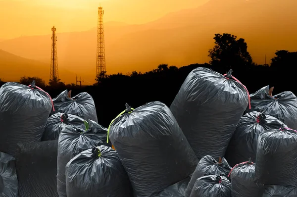 Černý Pytel Odpadků Izolovaných Pozadí Průmyslové Krajiny Pytel Odpadky — Stock fotografie