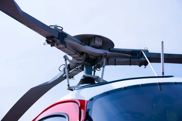 아름다운 하늘에 헬리콥터 헬리콥터 전투기 조종실 — 스톡 사진