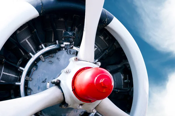 Güzel Mavi Gökyüzünde Radyal Motoru Olan Klasik Uçak Pervanesi — Stok fotoğraf