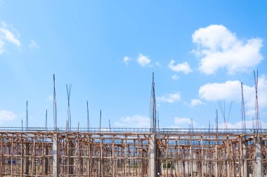 İnşaat alanındaki inşaat direkleri görünümü