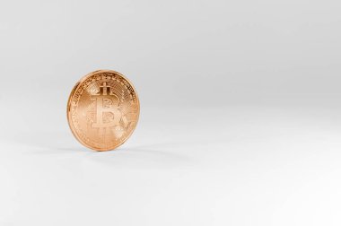 Beyaz zemin üzerinde altın bitcoin (sanal paralar), mali büyüme kavramı