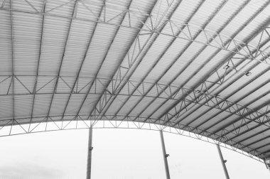 Çelik yapı çatısı, kapalı depo fabrikası, eğri çizgili çelik yapı, metal çatı inşaatı.