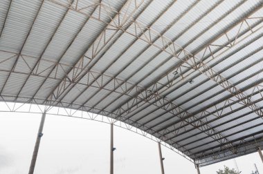 Çelik yapı çatısı, kapalı depo fabrikası, eğri çizgili çelik yapı, metal çatı inşaatı.