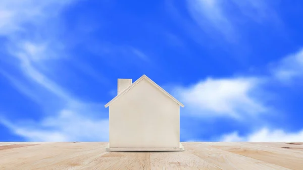 Modelo Pequeno Casa Tabela Madeira Com Fundo Azul Céu Vida — Fotografia de Stock