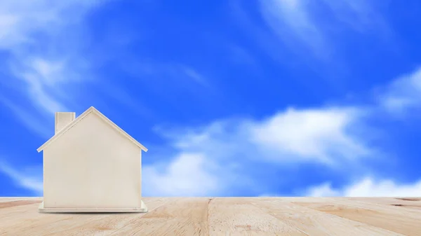 Piccolo Modello Casa Tavolo Legno Con Sfondo Cielo Blu Vita — Foto Stock