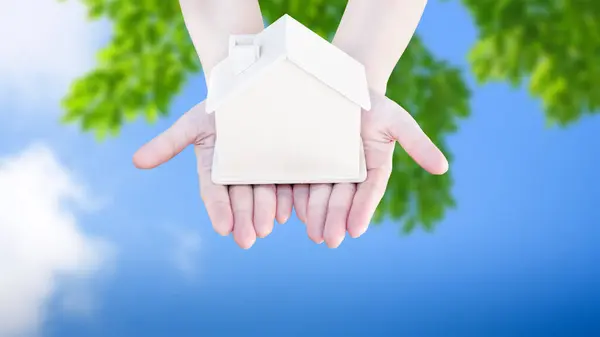 Mulher Mão Segurando Pequeno Modelo Casa Madeira Com Natureza Verde — Fotografia de Stock