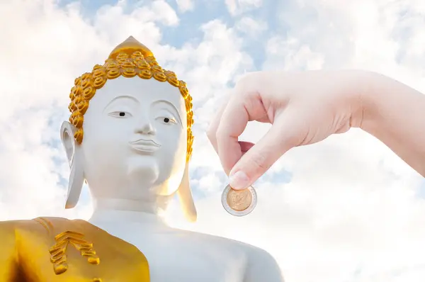 Kobieta Ręka Wprowadzenie Monety Pieniądze Ręku Duży Posąg Buddy Monety — Zdjęcie stockowe