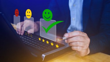 İş adamı gülen surat ikonunu seçiyor. Geri bildirim derecesi ve olumlu müşteri değerlendirme deneyimi, memnuniyet anketi. ruh sağlığı değerlendirmesi.