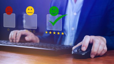 İş adamı gülen surat ikonunu seçiyor. Geri bildirim derecesi ve olumlu müşteri değerlendirme deneyimi, memnuniyet anketi. ruh sağlığı değerlendirmesi.