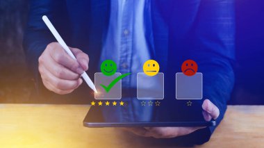 İş adamı gülen surat ikonunu seçiyor. Geri bildirim derecesi ve olumlu müşteri değerlendirme deneyimi, memnuniyet anketi. ruh sağlığı değerlendirmesi.