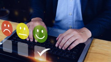 İş adamı gülen surat ikonunu seçiyor. Geri bildirim derecesi ve olumlu müşteri değerlendirme deneyimi, memnuniyet anketi. Akıl sağlığı değerlendirmesi. Dünya Ruh Sağlığı Günü konsepti