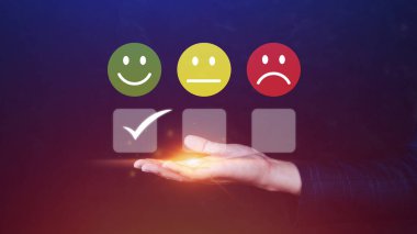 İş adamı gülen surat ikonunu seçiyor. Geri bildirim derecesi ve olumlu müşteri değerlendirme deneyimi, memnuniyet anketi. Akıl sağlığı değerlendirmesi. Dünya Ruh Sağlığı Günü konsepti