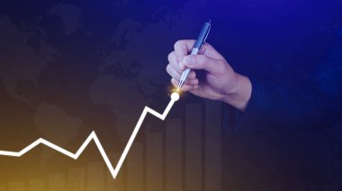 İş adamı büyüme eğrisi çiziyor, büyüme tahmini çizelgesi, iş başarısı konsepti. El çizimi, artan karı temsil eden bir grafik.