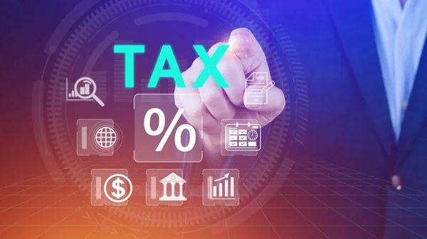 税金の支払いのためにオンラインで個々の所得税申告書を完了するためにコンピュータを使用するビジネス データ分析 ペーパーワーク 財務調査 計算税還付 — ストック写真